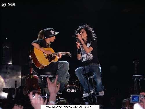 aici e faza kand ii da bill lui tom un picior:))) :rotfl:  :nebun: poze twins