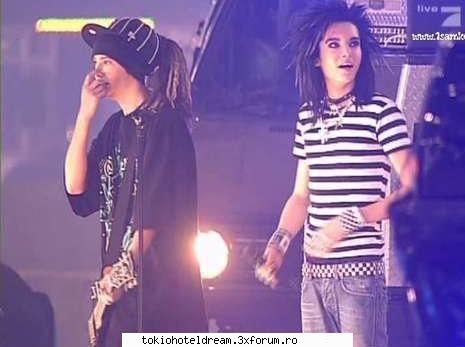 funny pictures :)) - )))) Tom canta la chitara si deodata se opreste - --Glume TH--